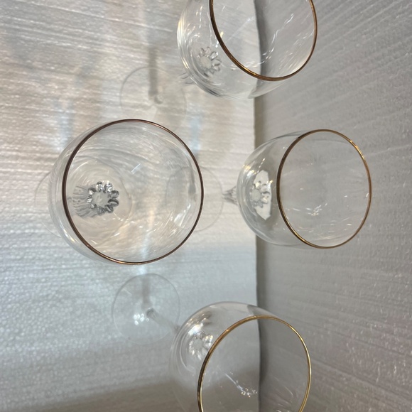 Set of 4 Elegant Clear Wine Glasses with Gold Rim Twisted Stem - Picture 7 of 7